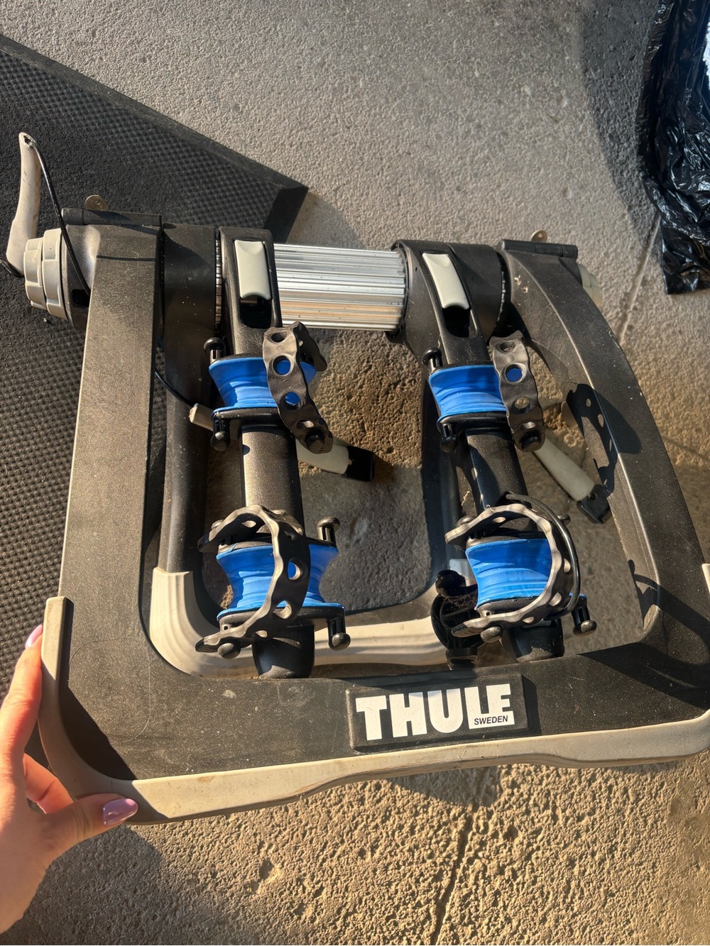 Thule Raceway Trunk-Mount Bike Rack in Black and Blue - Picture 6 of 10